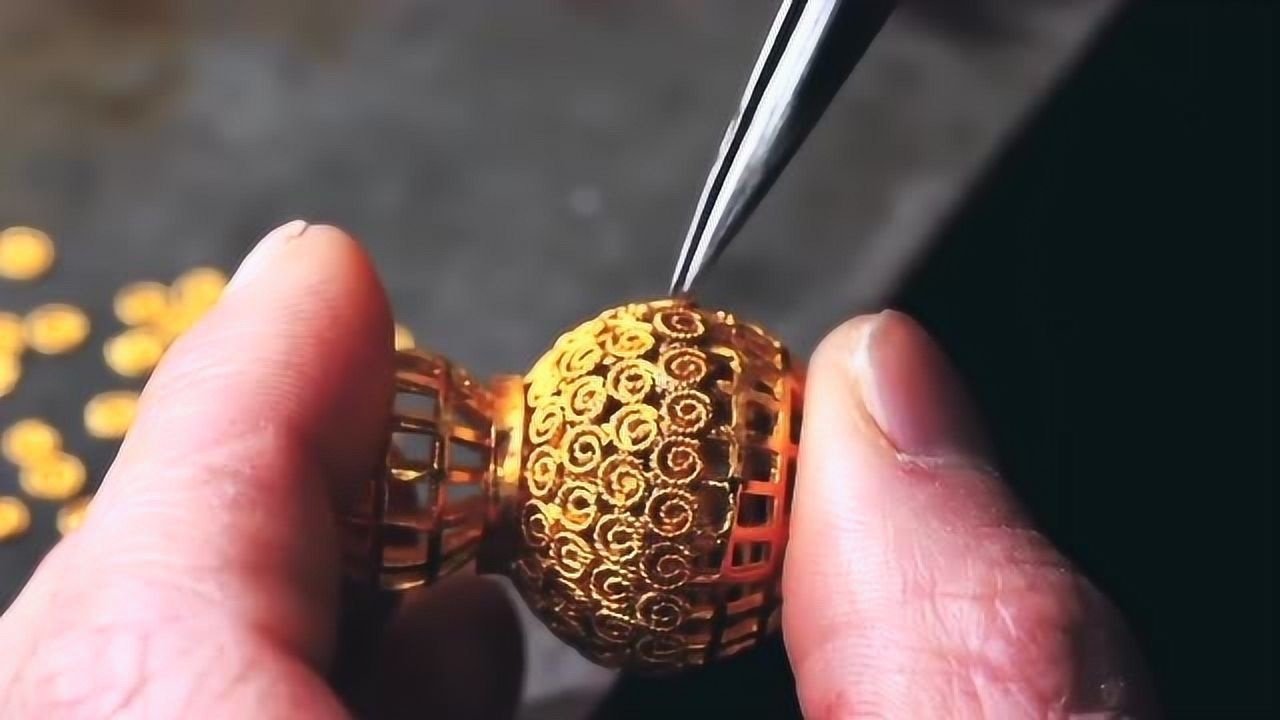 手工制作黄金饰品,这样的工艺,真是别具匠心!