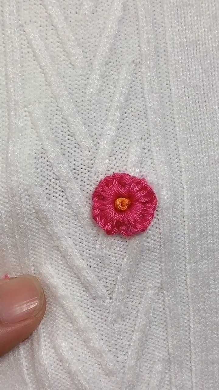 在破洞的衣服上缝一朵小花你就是全村最靓的仔