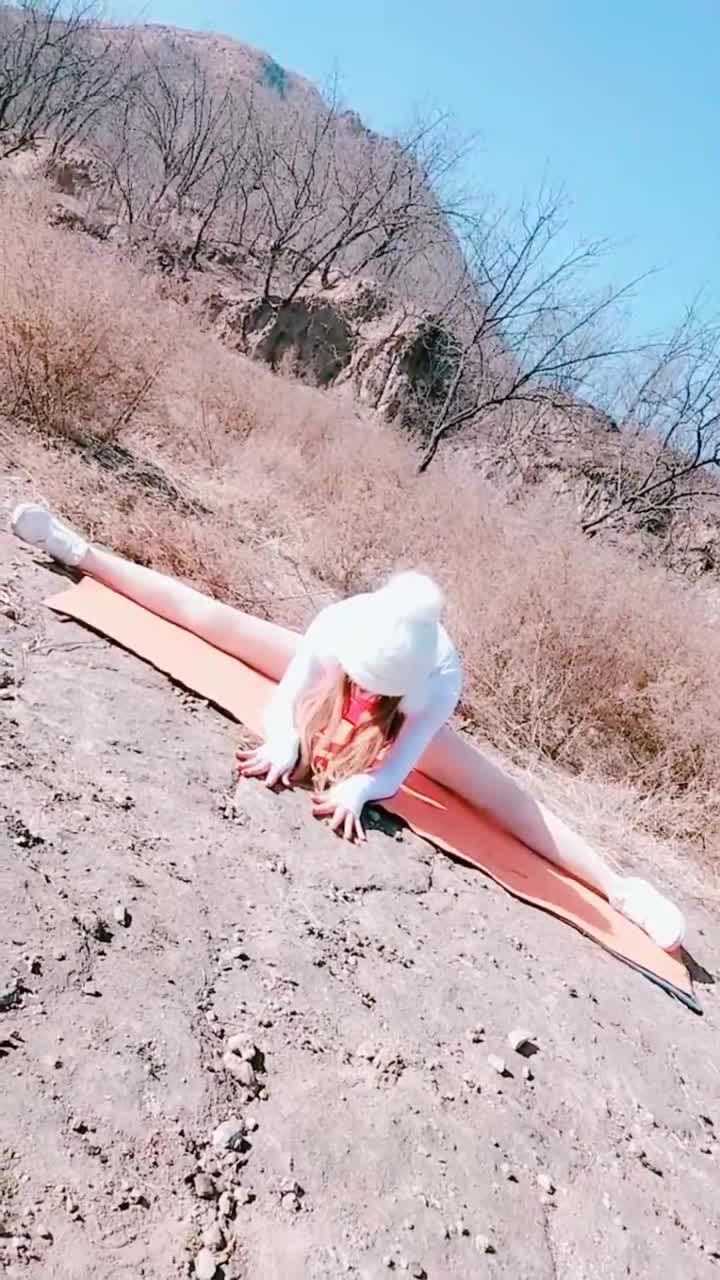妹子表演柔术这个一字马我给满分