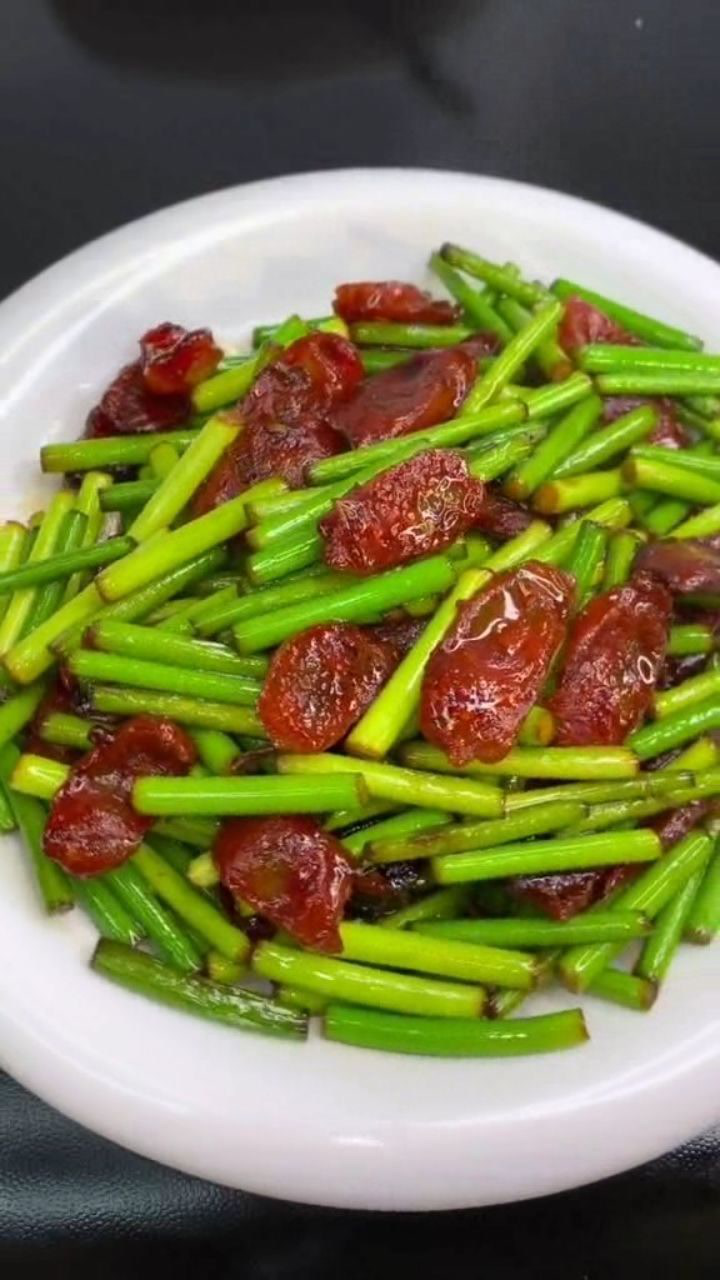 腊肠炒蒜苔,非常好吃,还下饭