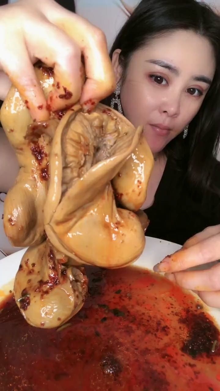 谁说美女不敢吃猪花肠的,我就敢吃而且特别香