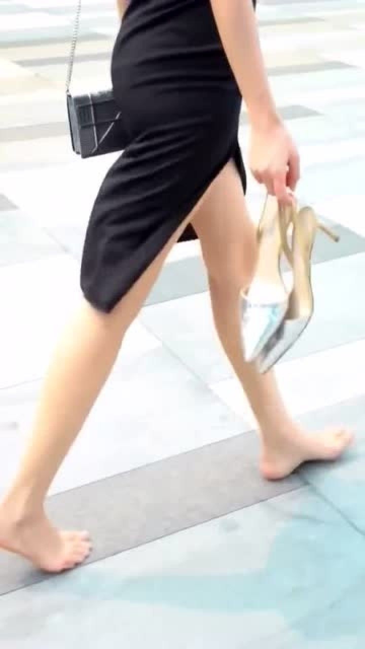 美女脱下高跟鞋光脚走路，突然发现她脚丫好美_高清