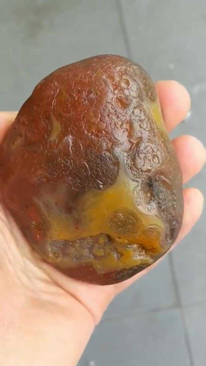 这是在野外捡到的石头你们看看值钱不看起来还是很漂亮的