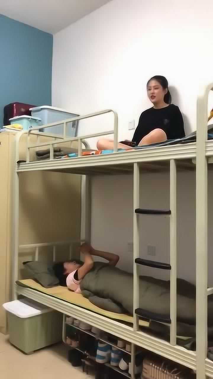 偷拍大学女生宿舍日常关灯后竟然一片鹅叫不敢向下看