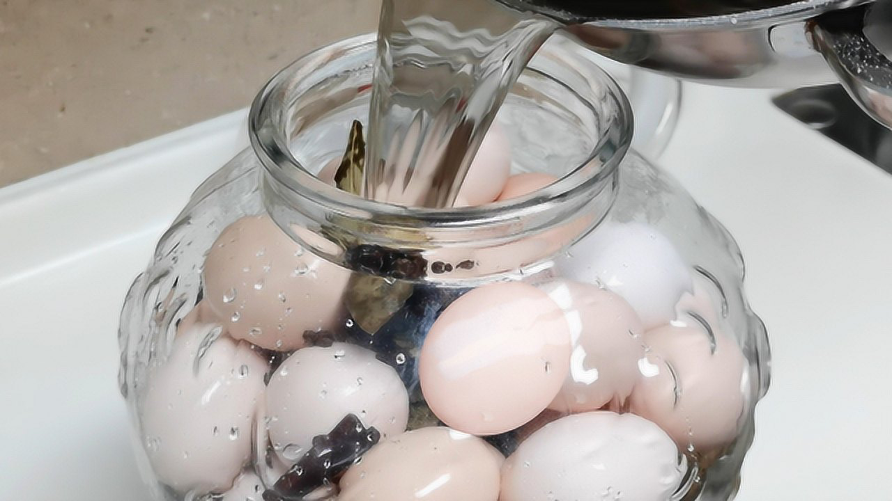 咸鸡蛋的腌制方法,这样腌的咸鸡蛋各个出油,方法简单,一看就会