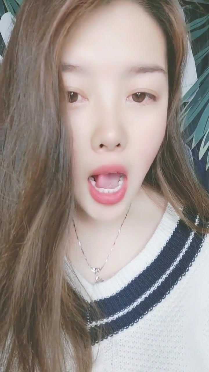 用舌头给绳子打结美女舌头真灵活