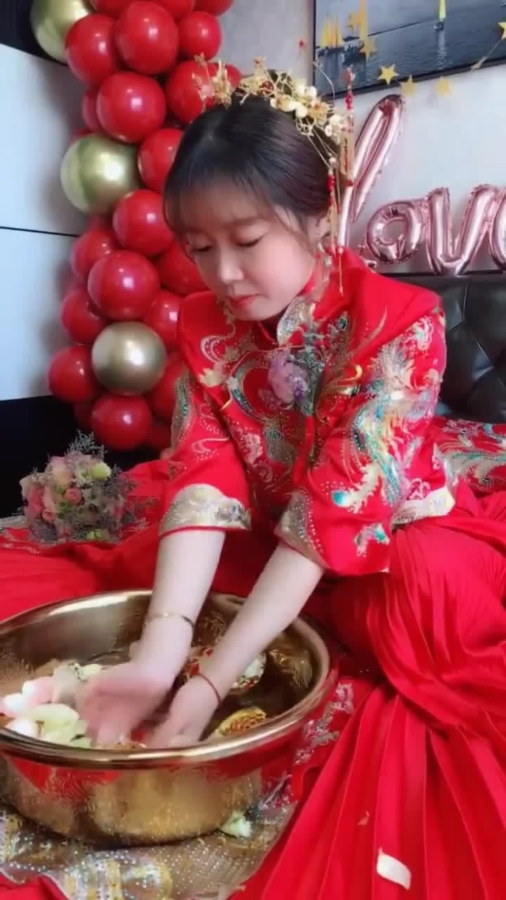 新娘用金盆洗手,寓意越洗越有