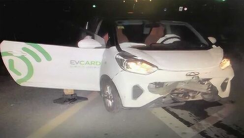 15岁少年偷开共享汽车 撞车后扔下车跑了