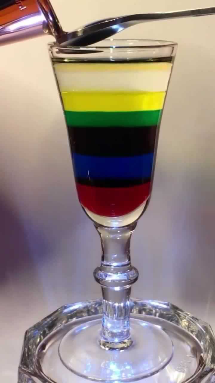 彩虹层层叠鸡尾酒图片