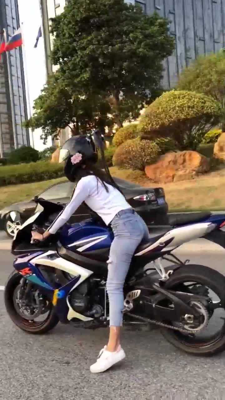 美女骑士骑摩托车真漂亮
