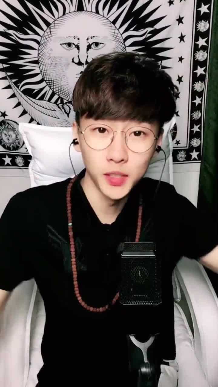 网红东北小哥演唱年少有为网友可以出道了