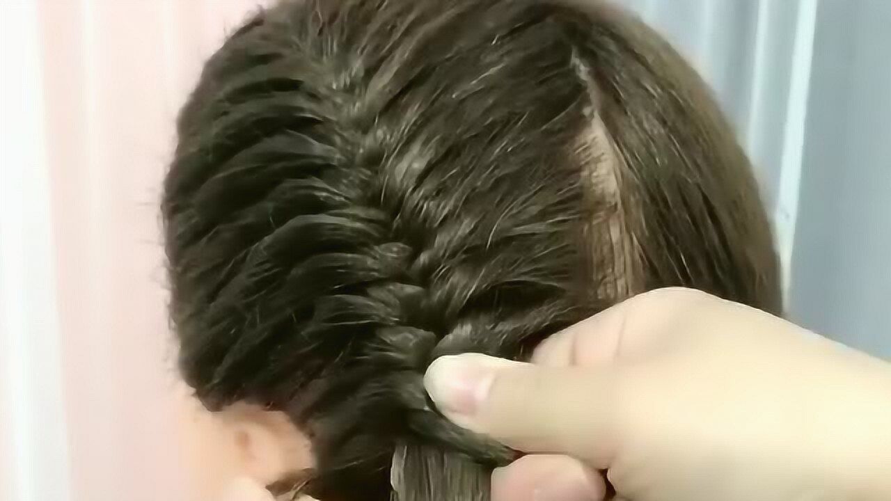 超级简单又好学的双侧鱼骨辫这样编出来超级可爱又俏皮