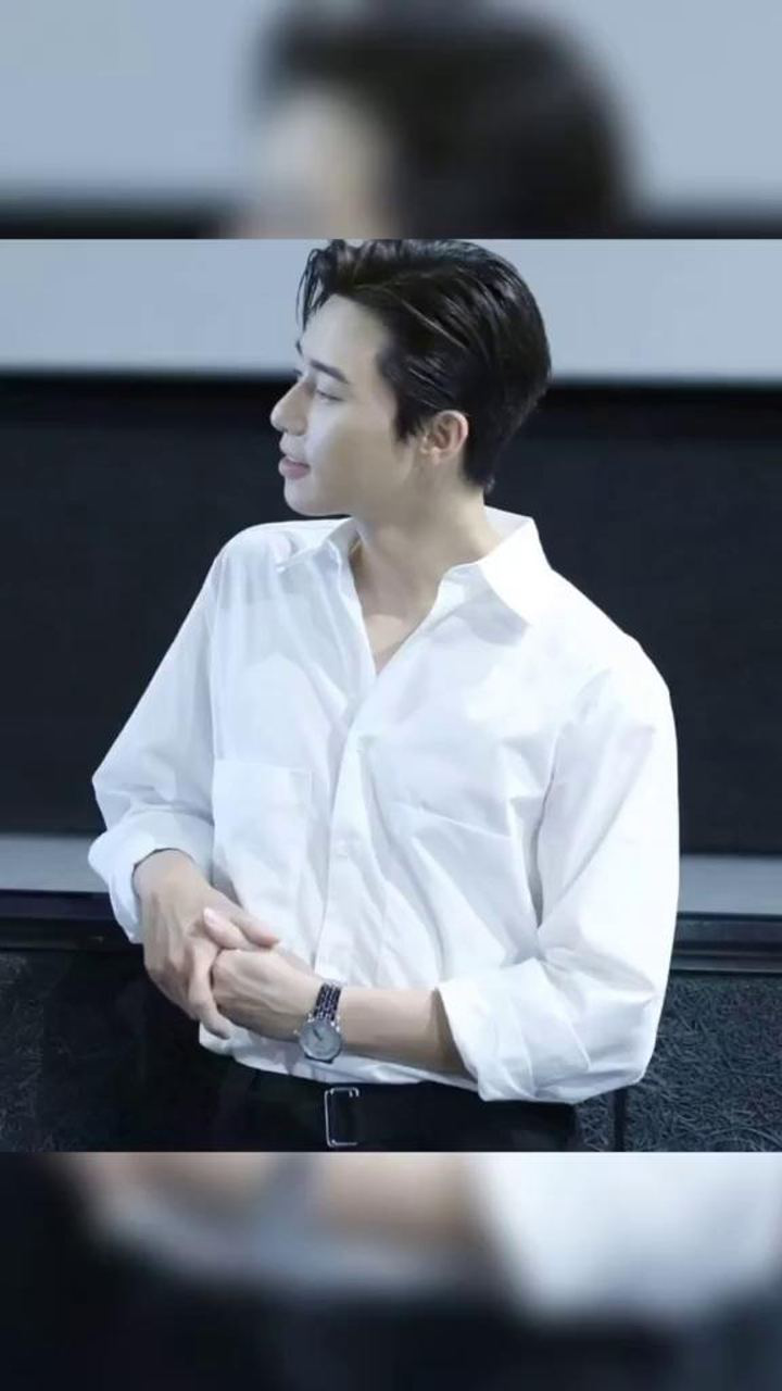 朴叙俊穿白衬衫就是我心中的白月光啊后脑勺都散发着帅气