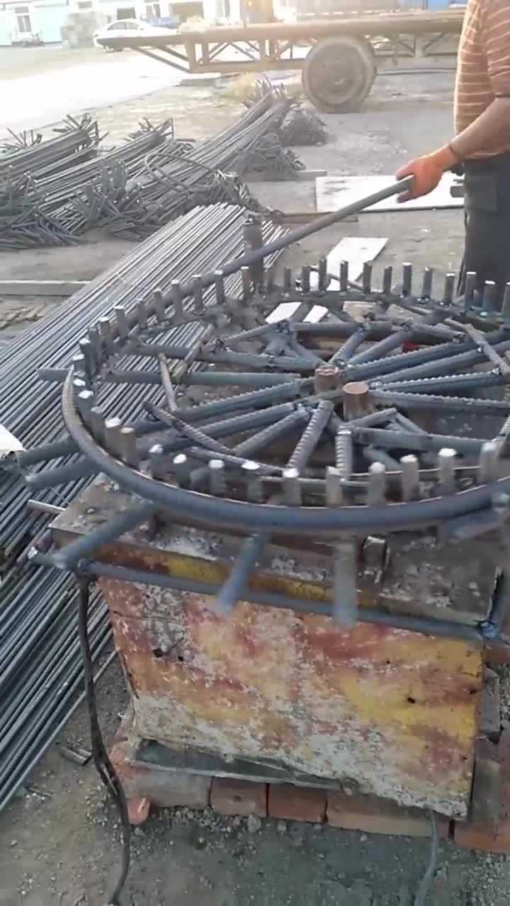 工地农民工师傅真有智慧自制弯圆形箍筋的工具用着真方便
