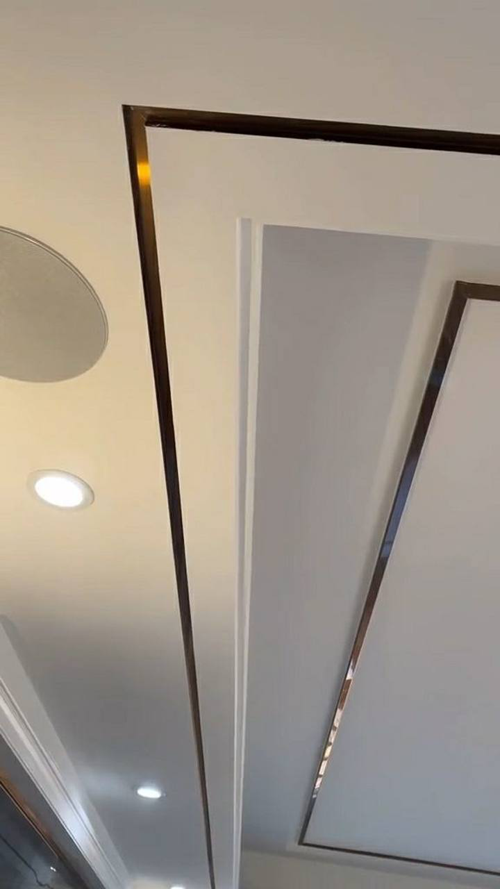 吊顶加入黑钛金元素,这个主灯设计也好看!