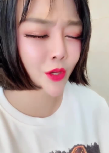 网红初瑞雪清唱知否,竟是在厕所唱完的,网友:真厉害