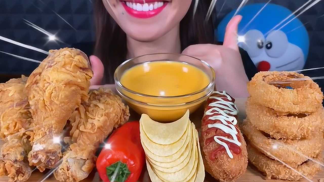 国外女吃货,吃炸鸡 洋葱圈 热狗,蘸点酱,发出咀嚼音,太过瘾了