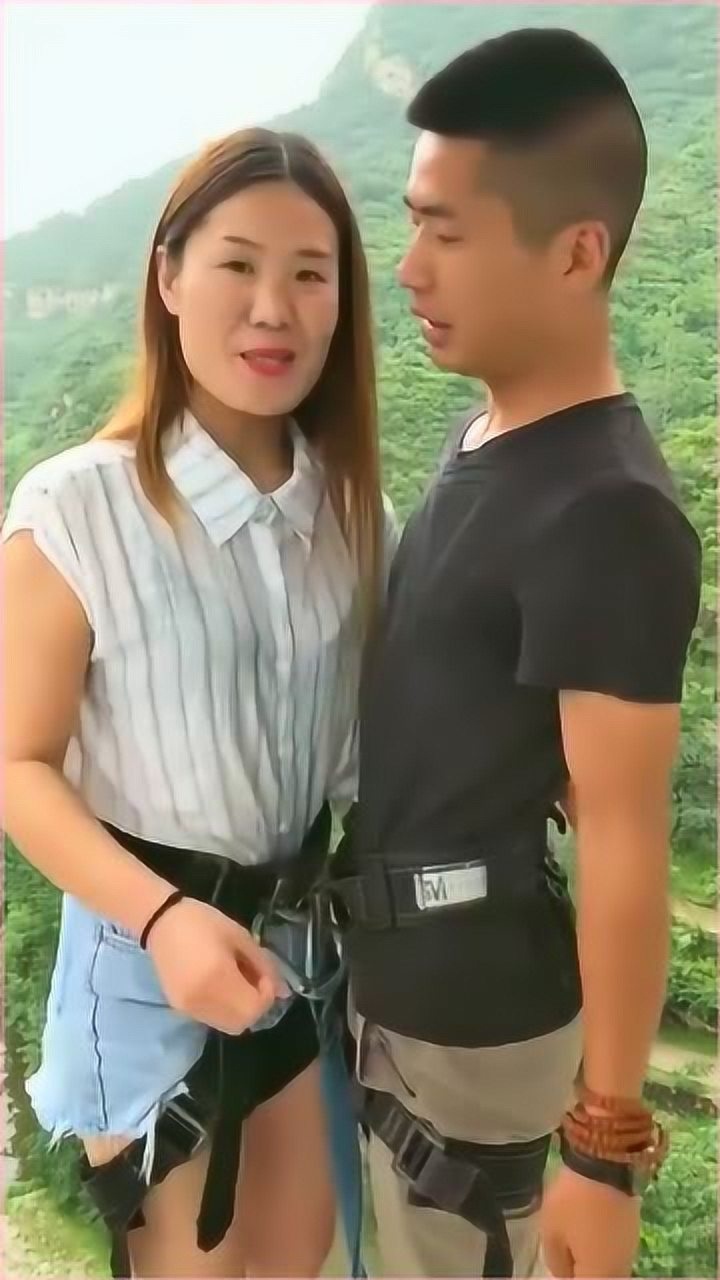 蹦极的小姐姐很勇敢小贾亲自带小姐姐完成了她的蹦极梦