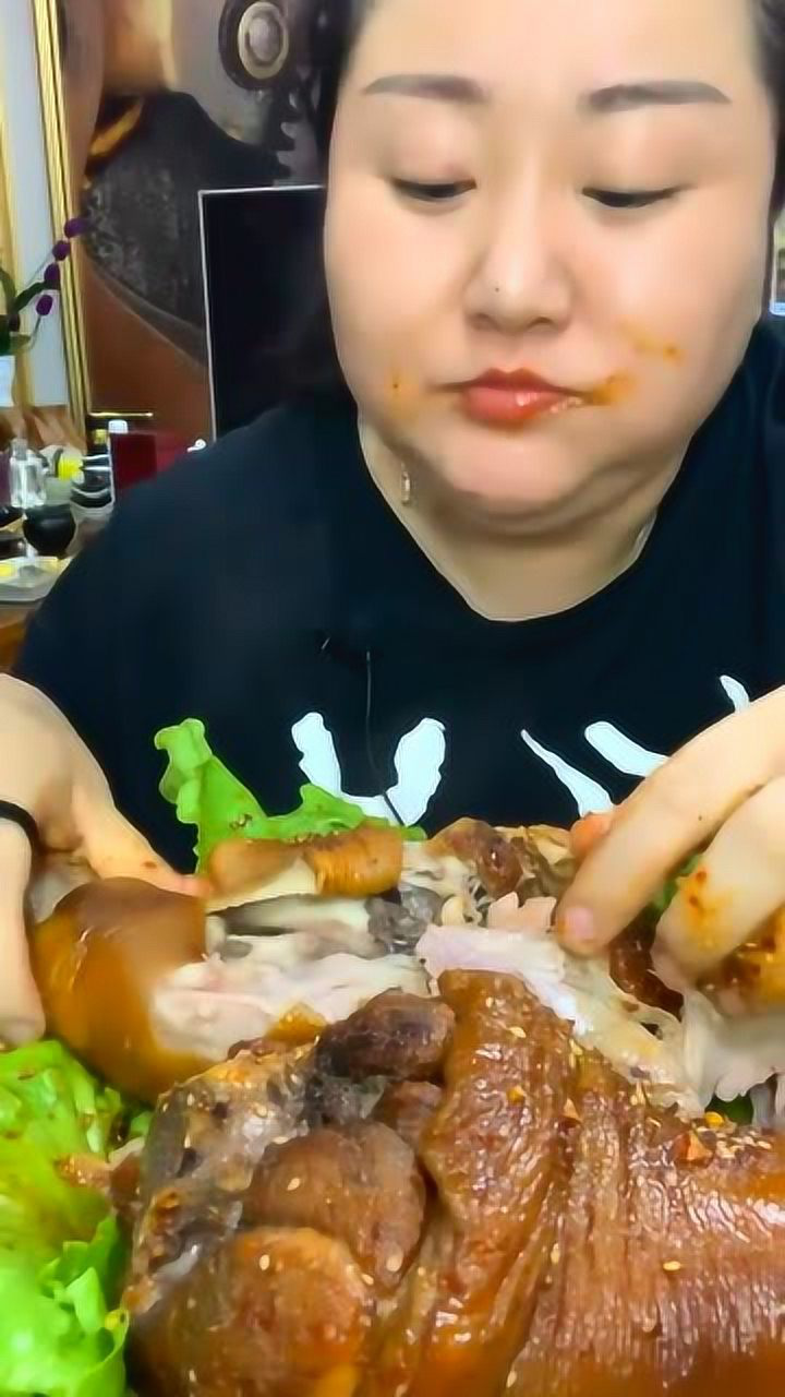 东北胖姐太带劲了,刚出锅的大肘子上来就啃,吃播我就服她_腾讯视频