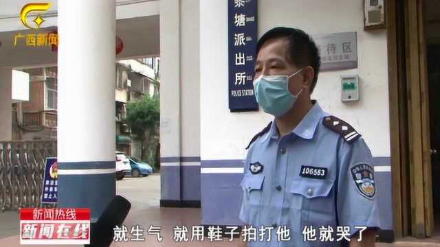 宾阳:玩手机被父亲“教训”,小男孩报警求助