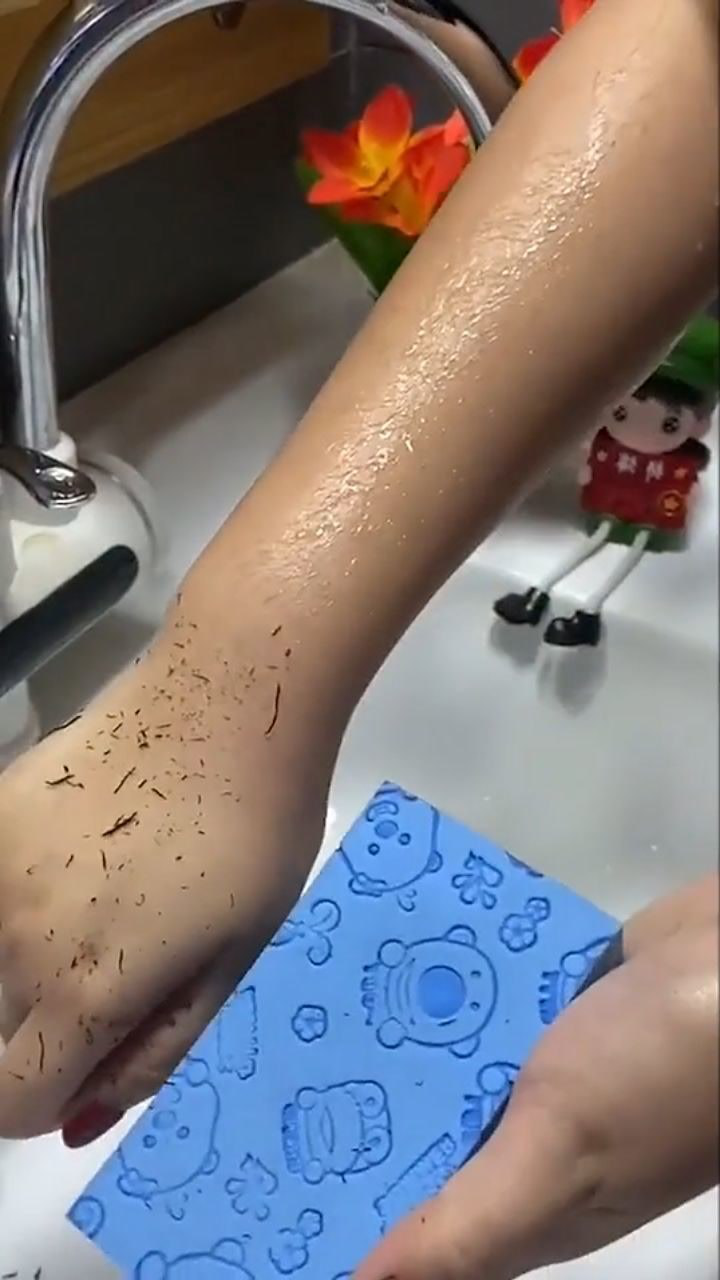 老婆说买了一个搓澡海绵,海绵怎么能搓下来泥呢?