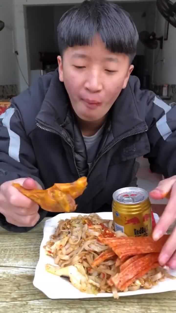 农村精神小伙吃货成杰,炒河粉鸡腿红牛套餐开吃