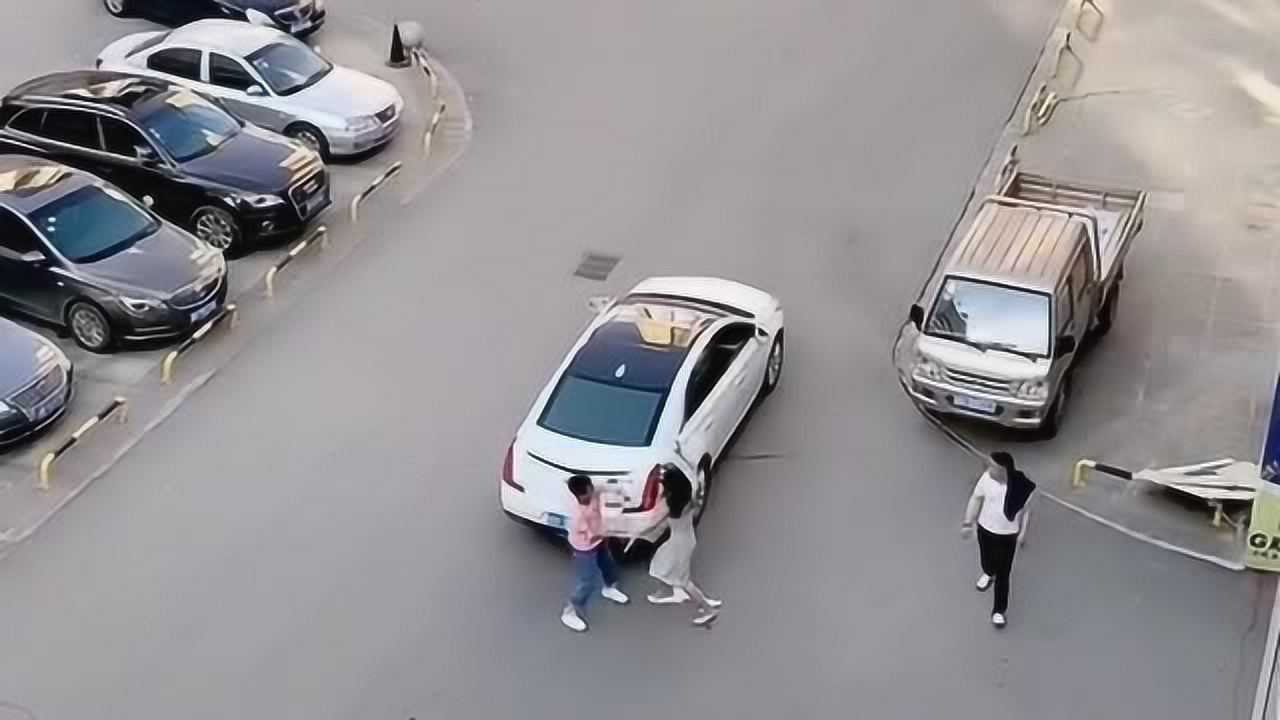 夫妻两个下车打架,显然妻子更胜一筹,分分钟就把老公给制服了!