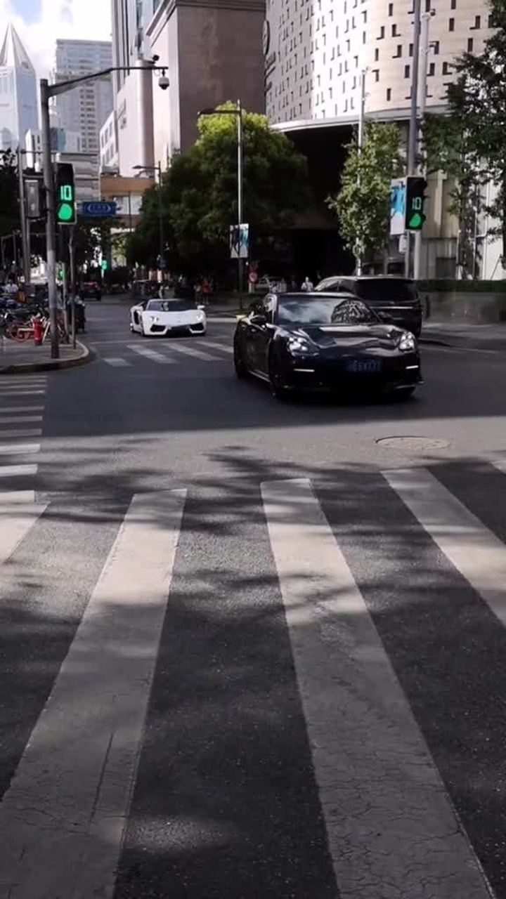 大佬开兰博基尼大牛出来炸街了方圆几百米都是它的声浪