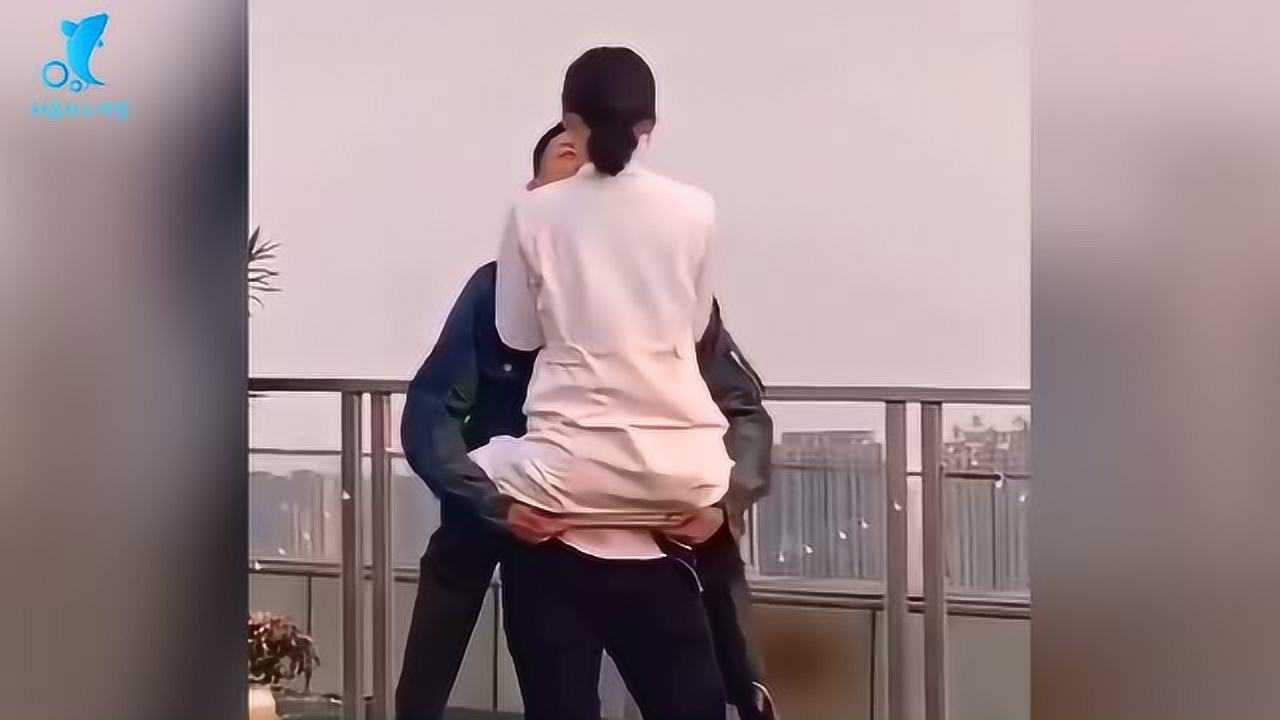黄景瑜抱着李沁转圈圈超级甜蜜男方的手放的位置太惹眼遭吐槽