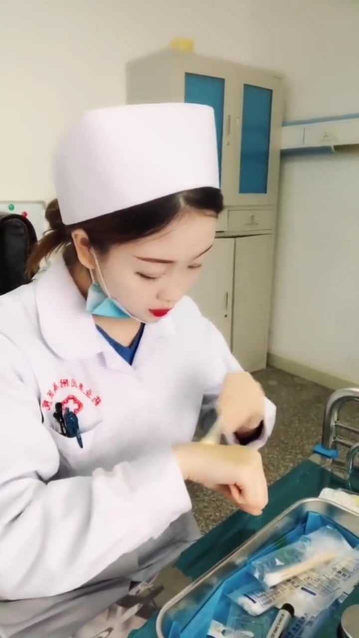 偷拍到护士给自己打针看到这一幕太让人心疼了