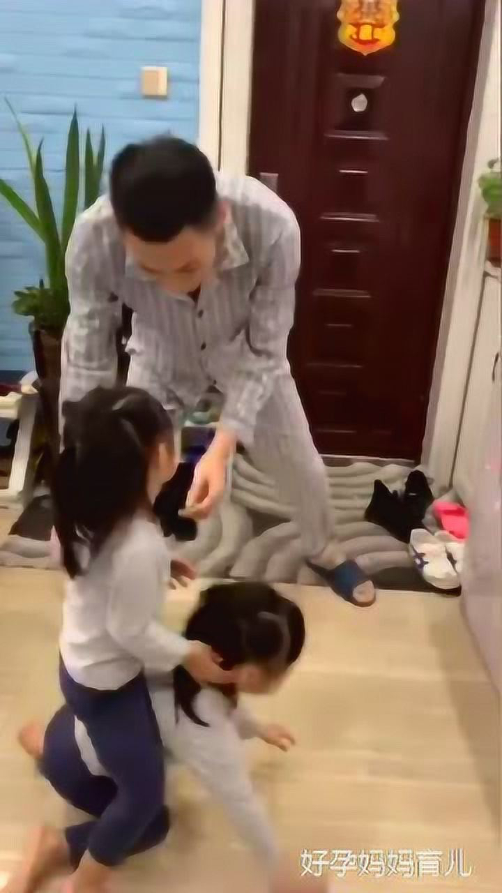 双胞胎姐妹在家不听话，看看爸爸怎么管理，太会玩了！_高清