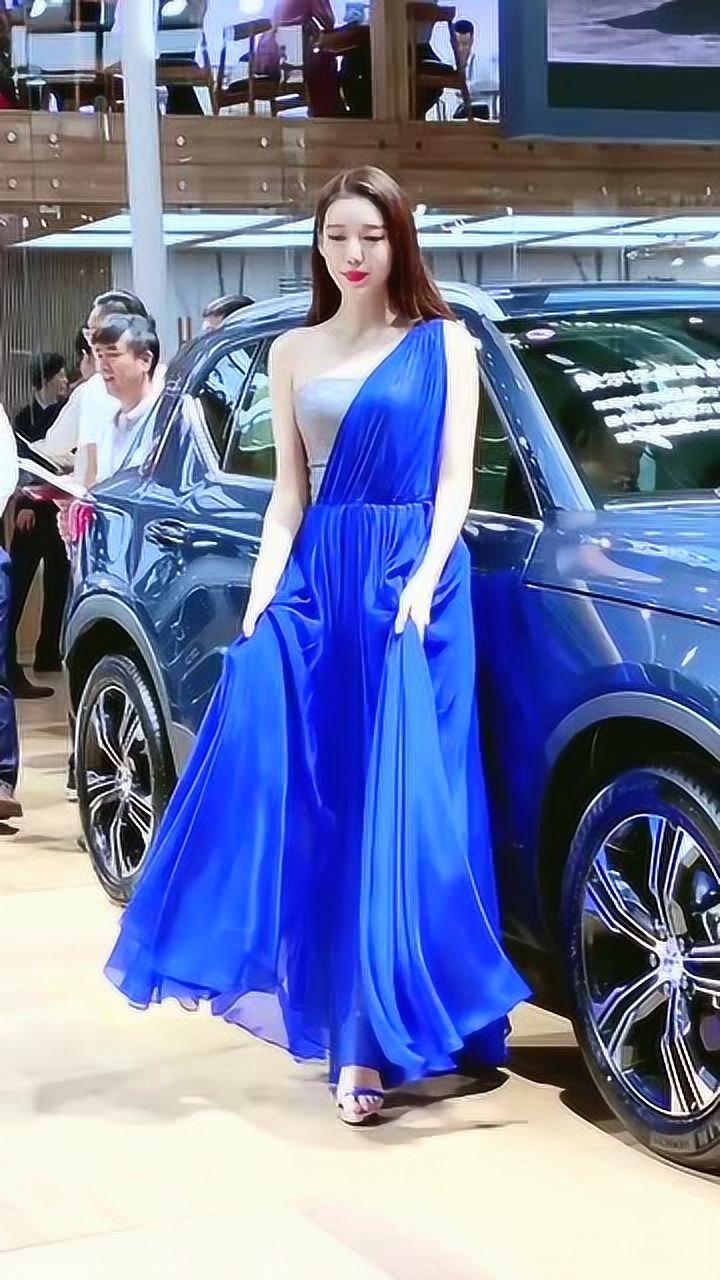 车模小姐姐清纯可爱,身穿一件蓝色裙子,真的好养眼!
