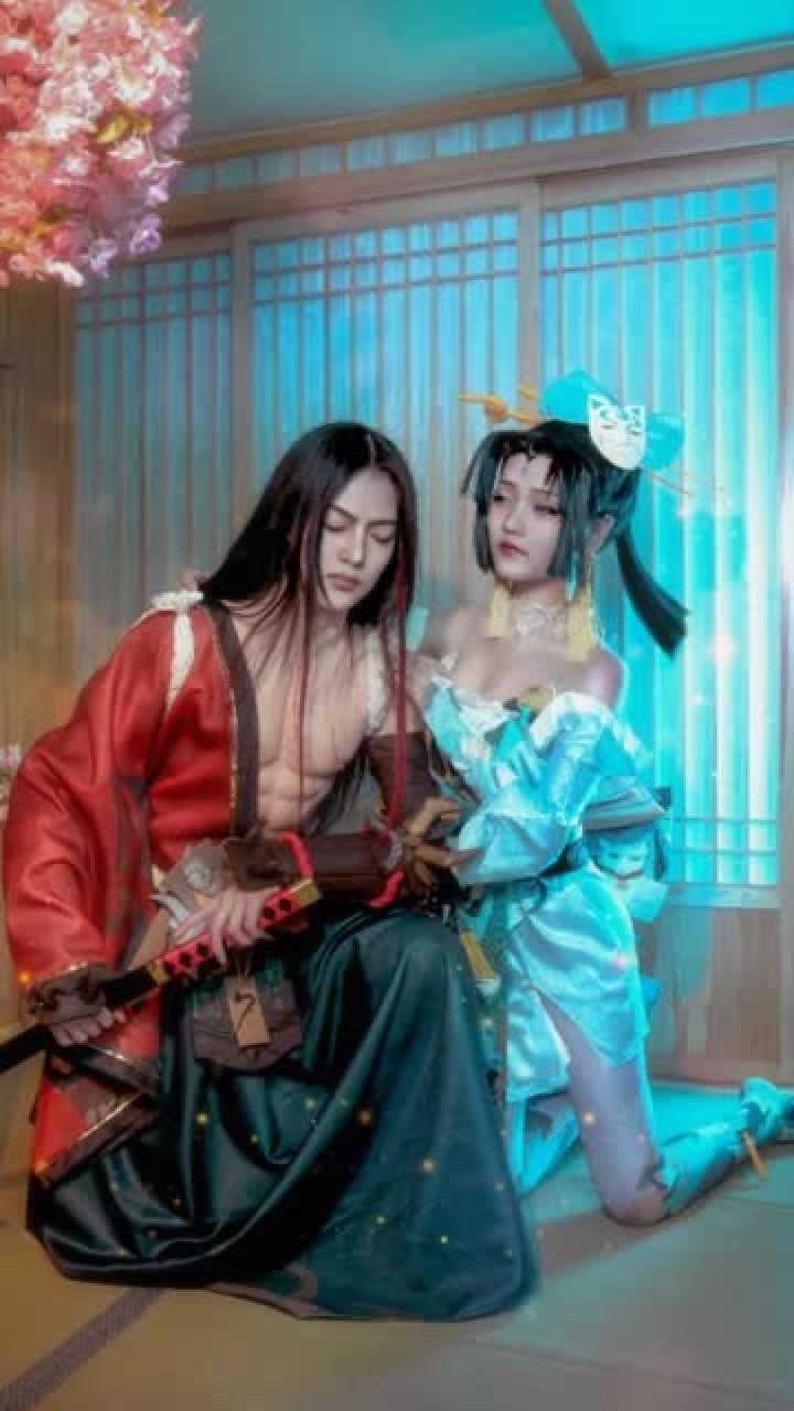 王者荣耀橘右京修罗cos旁边的不知火舞抢镜