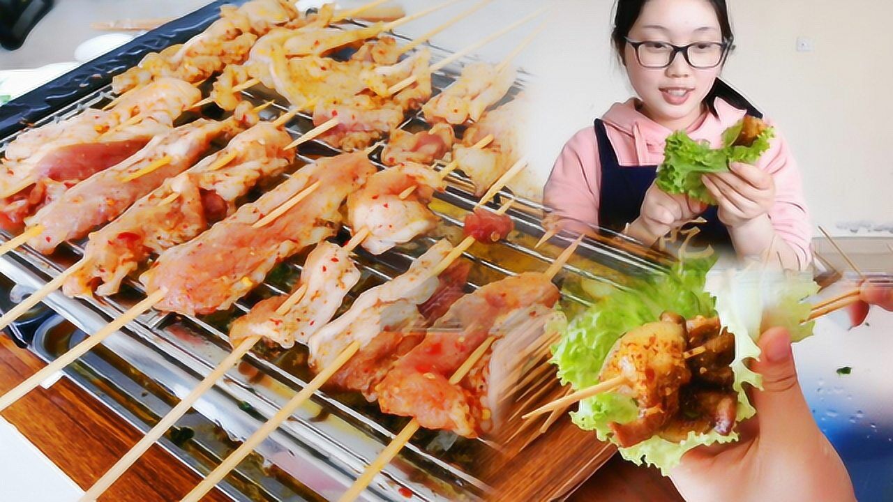 慧慧在家吃烧烤,弄了鱼片和五花肉,鱼片配上葱段和香菜,简直绝了