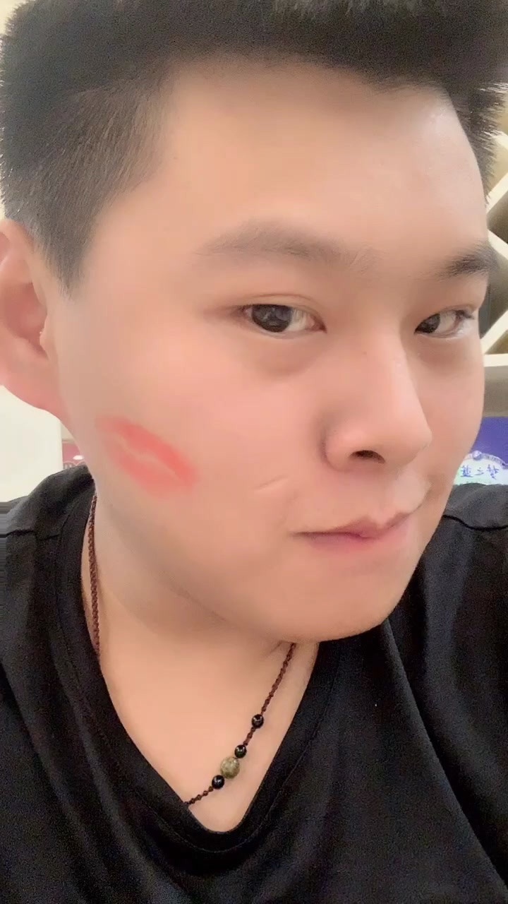 老公故意在脸上印上唇印 让老婆看到!结果老婆竟然这样做!