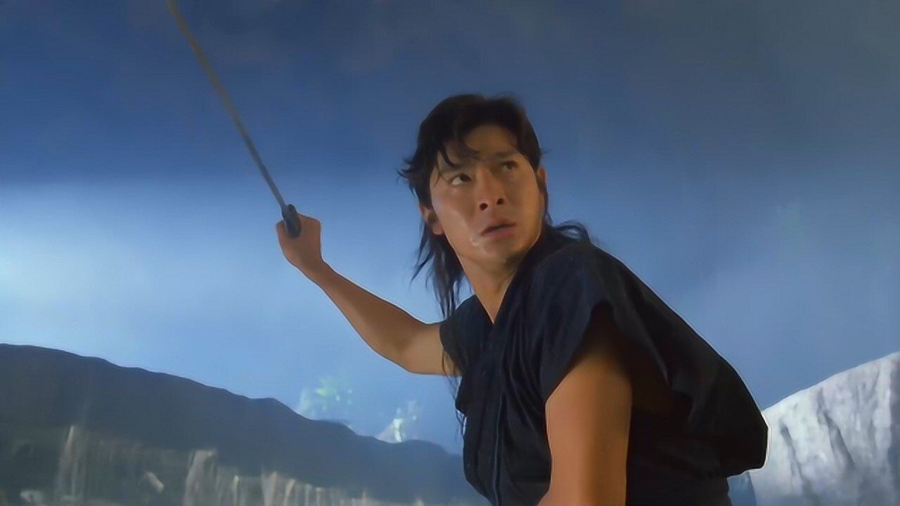 刘德华战神传说小飞为了给村民报仇冒死一个人救他们幸好鲸鱼救了他