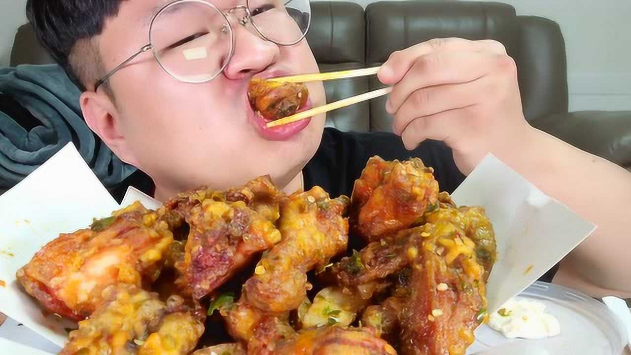韩国吃货胖哥,吃辣椒炸鸡 油炸食品 炸猪排 年糕,吃得真香