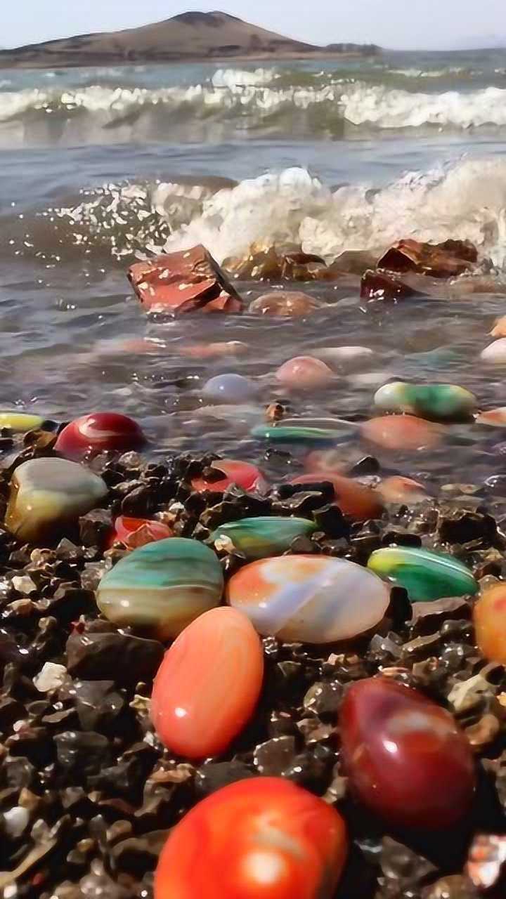 海边退潮偶遇五彩石头,每一个都好漂亮