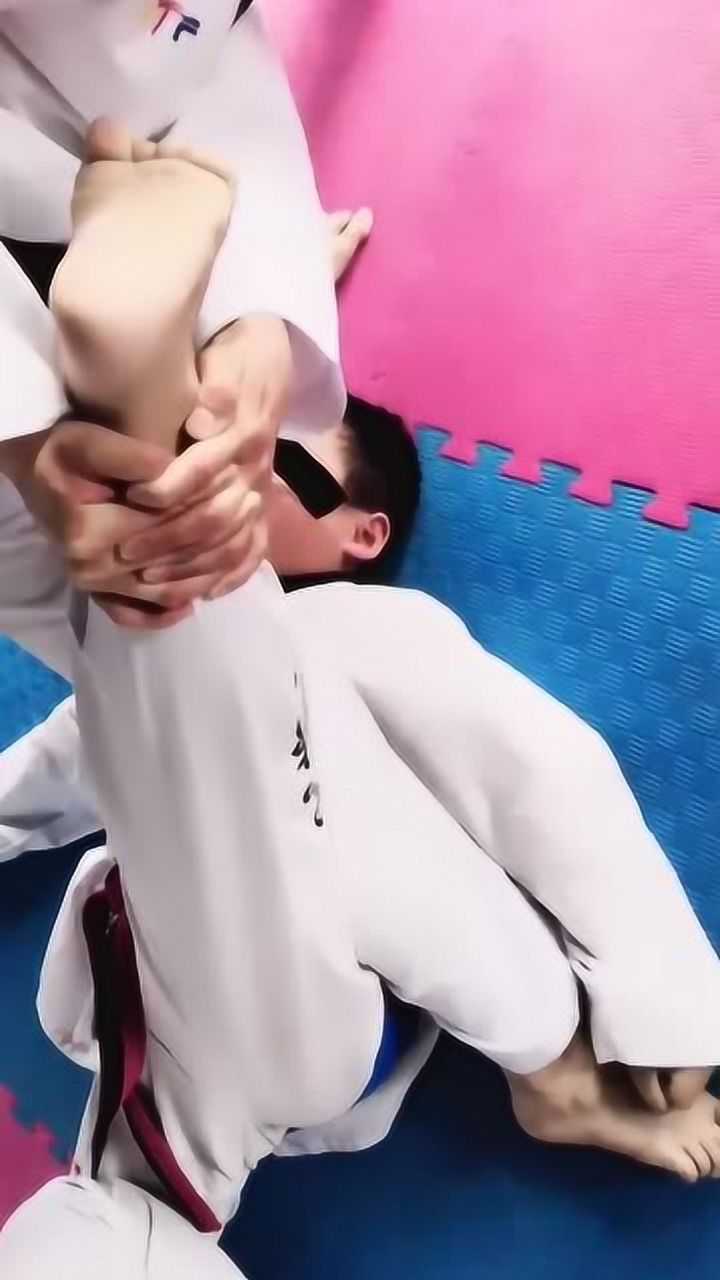 这个教练太狠啦竟这样帮助学员撕腿孩子疼的脸都抽搐啦