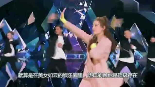 迪丽热巴暗黑系风格来袭,精致像娃娃,网友:这颜吃定了