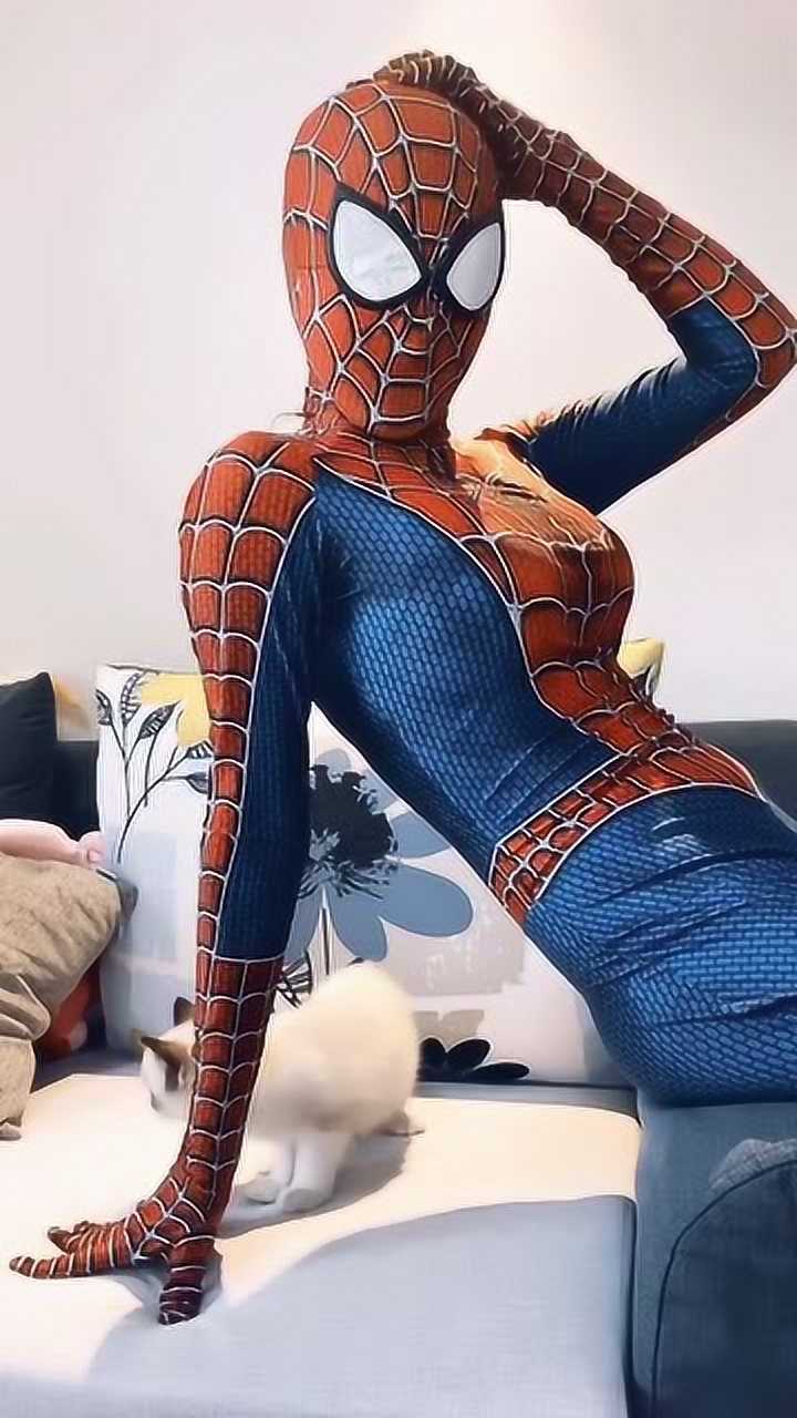 身材超完美的小姐姐穿上蜘蛛侠的衣服简直不要太心动