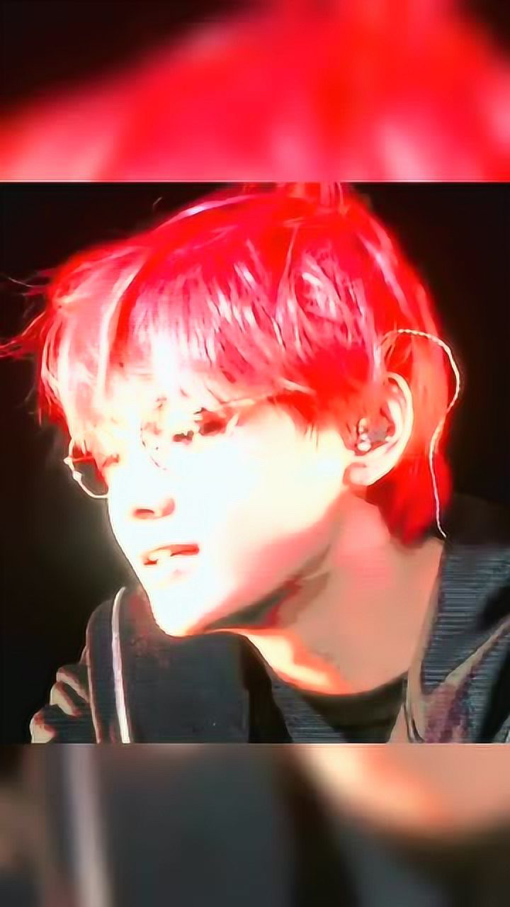 金泰亨红发造型太亮眼了!你喜欢这个头发颜色吗?