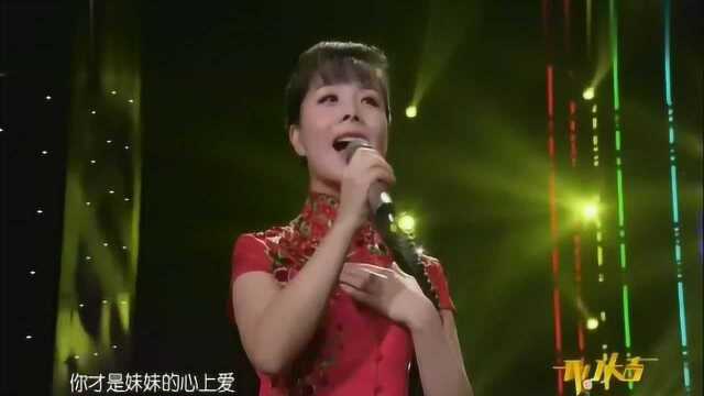 王二妮深情献唱一首《大红公鸡毛腿腿》,歌声嘹亮,百听不厌!