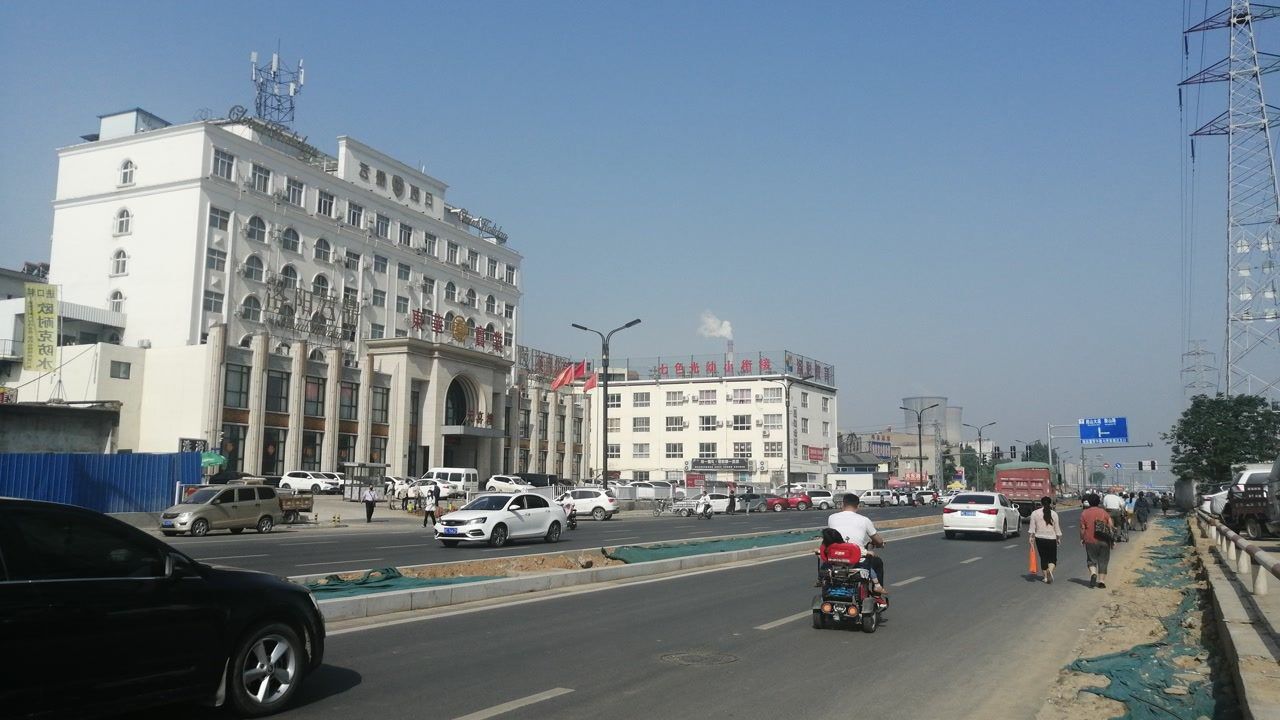 实拍洛阳符家屯村边芳华路,路灯红绿灯安装齐,待拆迁迎来大发展!