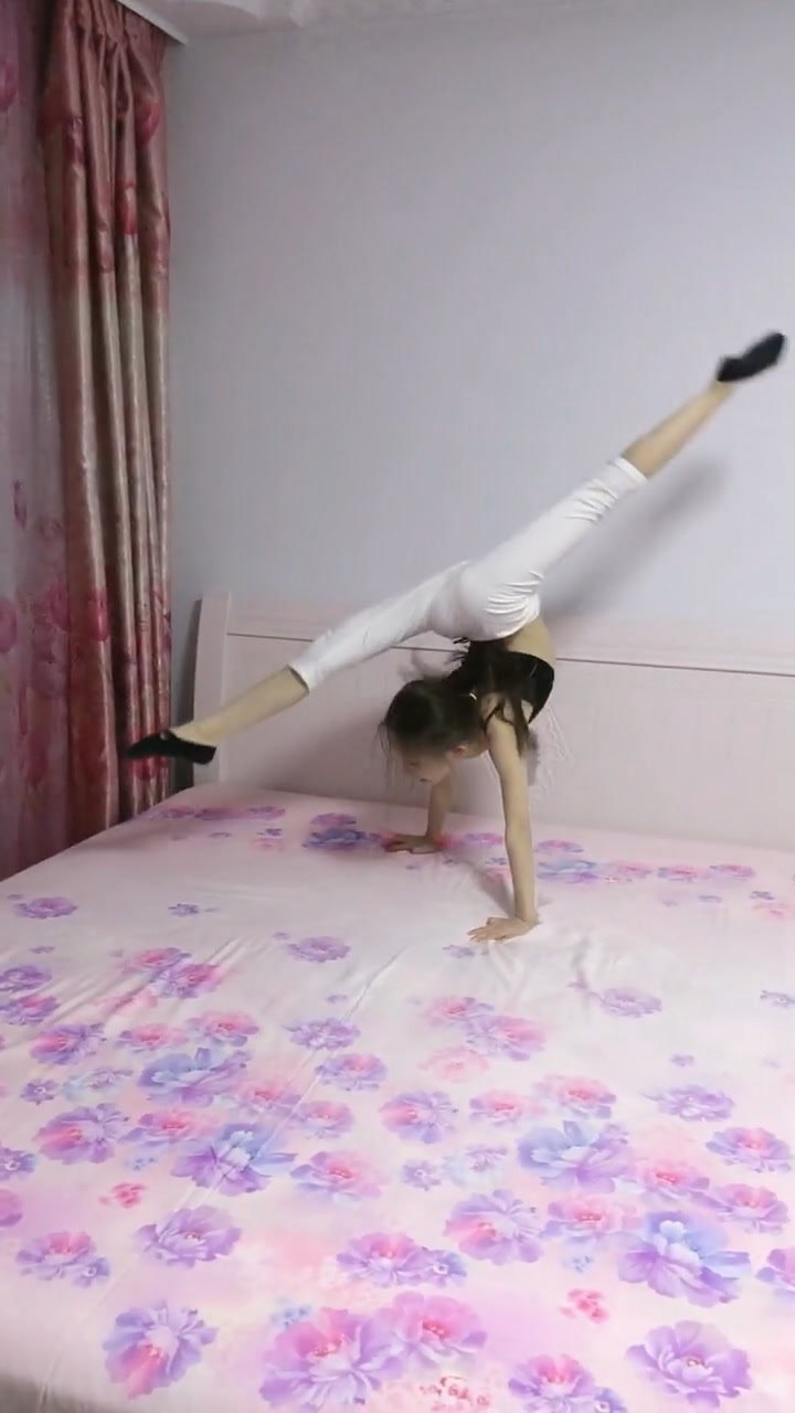 小女孩花式秀空中倒立一字马这基本功扎实极了