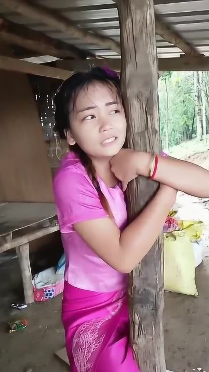 缅甸美女家徒四壁这么冷的天气只能抱着柱子取暖