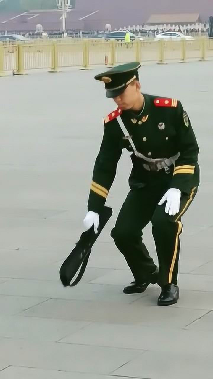 仪仗兵小哥下蹲捡东西看到他的双腿后为军人点赞