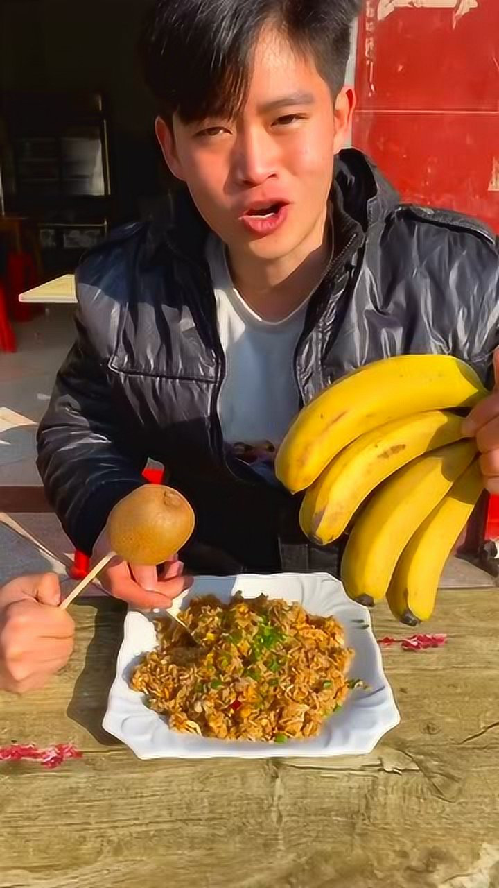 精神小伙吃香蕉炒饭套餐