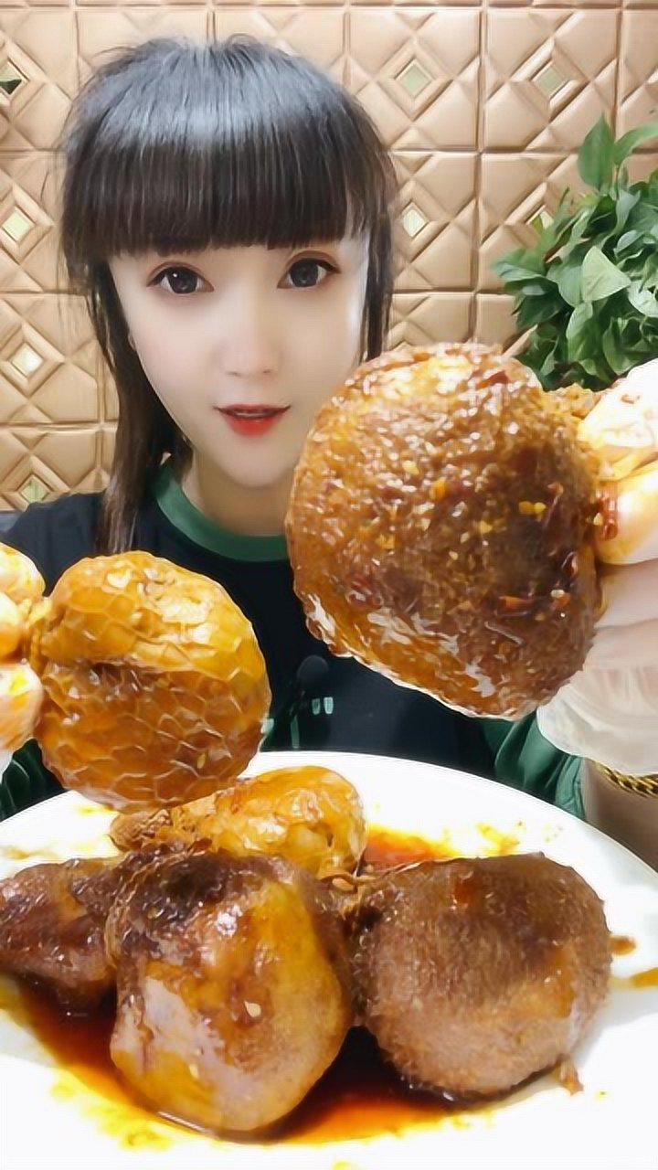 美女吃播秀:吃肚包脑