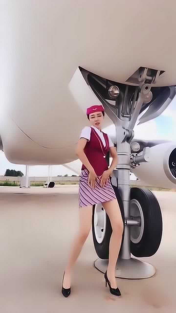 空姐在飞机下面热舞,看到这颜值,恐怕是空乘人员中数一数二的吧